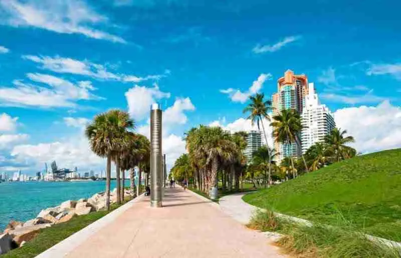 Spiagge della Florida con skyline e palme, perfette per immobili di lusso e relax.