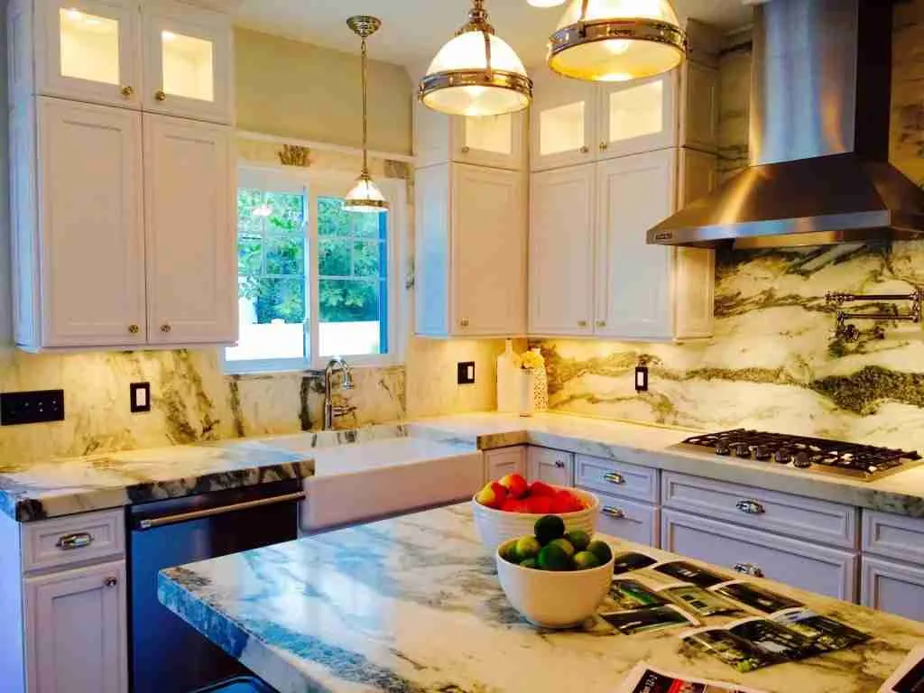 Cucina moderna con superfici in marmo e illuminazione elegante, perfetta per una villa da sogno in F.
