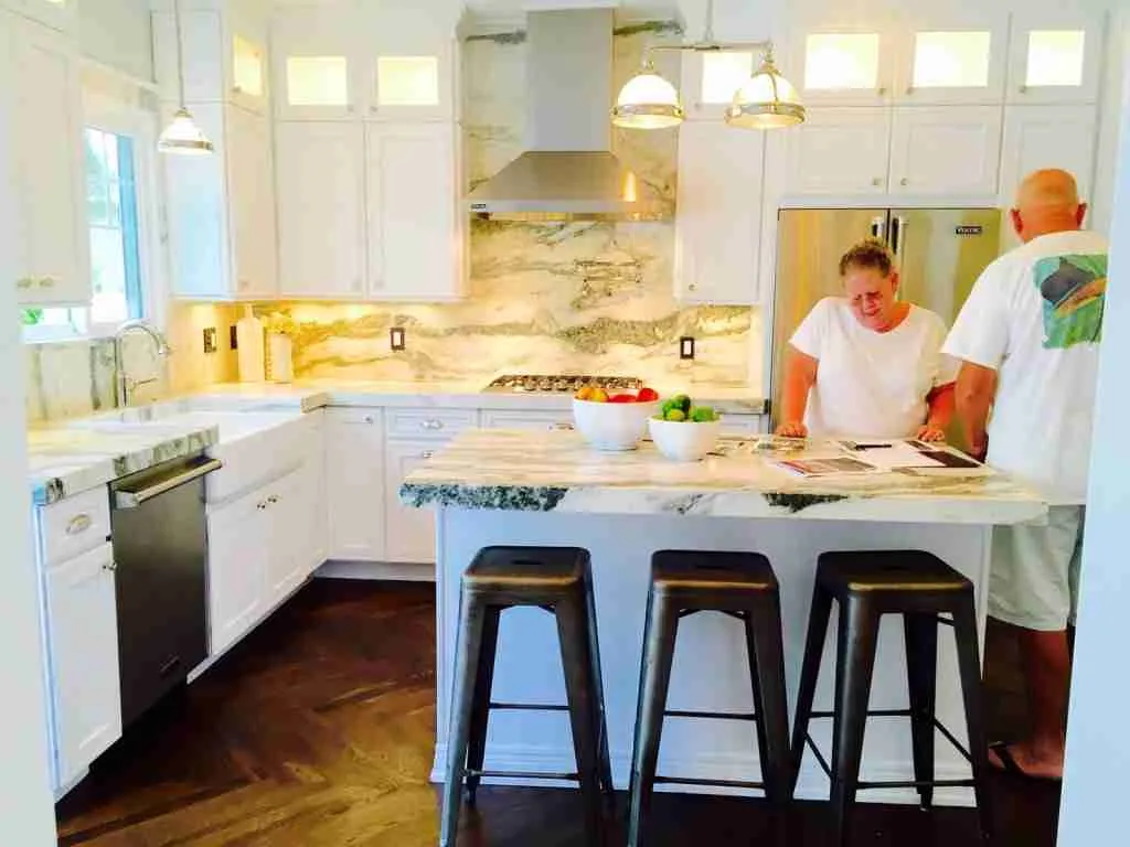 Cucina moderna e luminosa in una villa da sogno in Florida, con due persone che conversano vicino a.