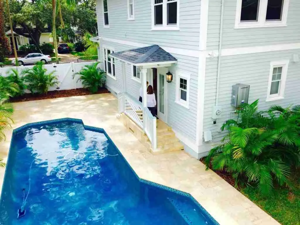 Villa di lusso con piscina privata in Florida, vista esterna di una residenza elegante e spaziosa.